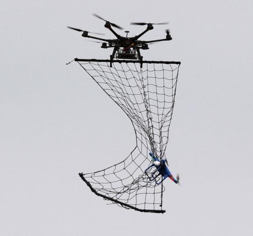 国内时事 | 厦门警用无人机空中撒网反“黑飞”