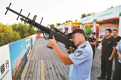 反无人机 | 中国警方已配1米长无人机反制枪 击落2架黑飞无人机