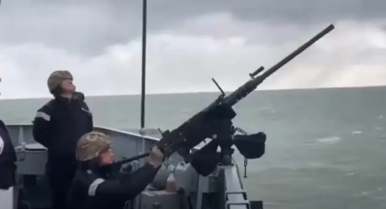 英海军首次在演习中使用轻型武器击退无人机袭击