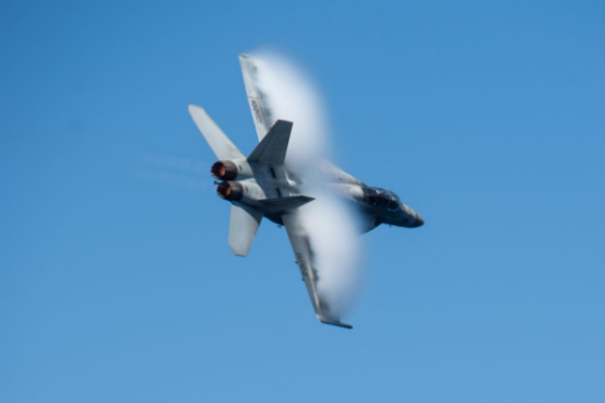 F/A-18超级大黄蜂化身杀人蜂：美国海军用空对空导弹摧毁敌对无人机
