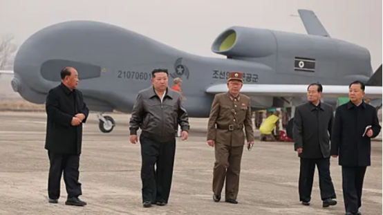金正恩考察配备人工智能技术的新型无人机